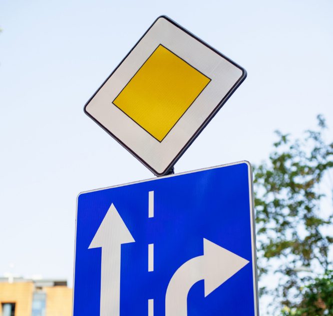 Дорожный знак "Главная дорога" 3 Дорожный знак "Главная дорога"